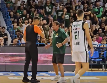 Yunan taraftarları "Türklerden kanlı Kıbrıs işgali" dedi! Ergin Ataman sahaya dalıp hakemden öyle bir şey istedi ki...