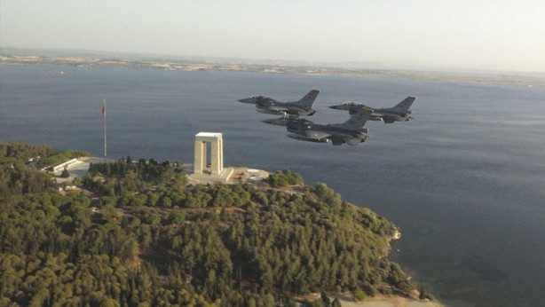 Foto - Yunan'a en net mesaj! Akar F-16 kokpitine geçti