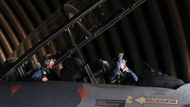 Foto - Yunan'a en net mesaj! Akar F-16 kokpitine geçti