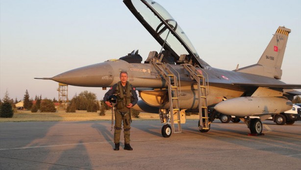 Foto - Yunan'a en net mesaj! Akar F-16 kokpitine geçti