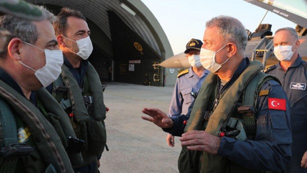 Foto - Yunan'a en net mesaj! Akar F-16 kokpitine geçti