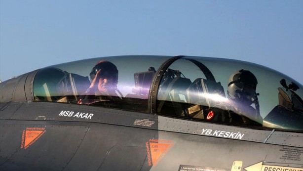 Foto - Yunan'a en net mesaj! Akar F-16 kokpitine geçti