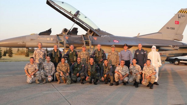 Foto - Yunan'a en net mesaj! Akar F-16 kokpitine geçti