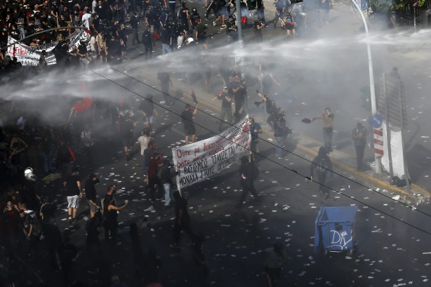 Foto - Yunanistan dağılıyor! Halk sokağa döküldü