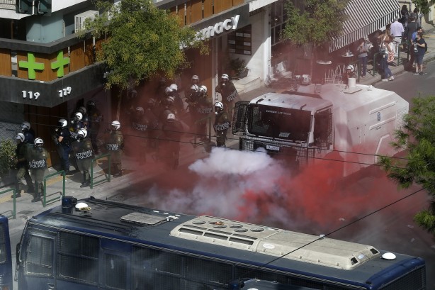 Foto - Yunanistan dağılıyor! Halk sokağa döküldü