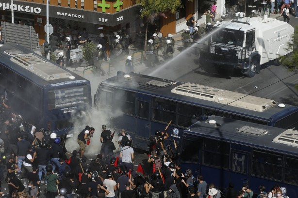 Foto - Yunanistan dağılıyor! Halk sokağa döküldü