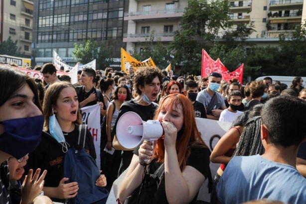 Yunanistan dağılıyor! Halk sokağa döküldü