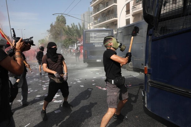 Foto - Yunanistan dağılıyor! Halk sokağa döküldü