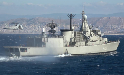 Foto - Yunanistan donanması acınacak halde: Yıldızları İHA sandılar