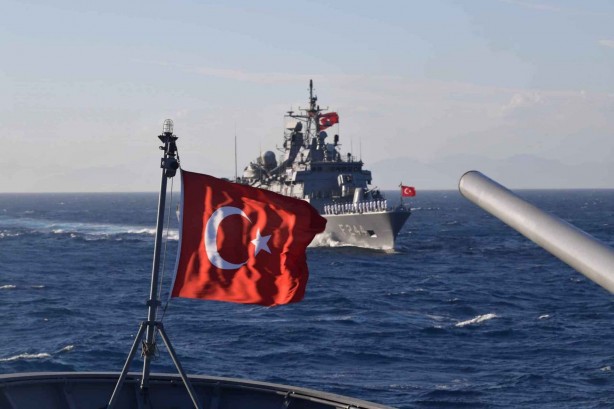 Foto - Yunanistan için bölgeye savaş gemileri yolladılar! Türkiye'ye karşı alçak adım