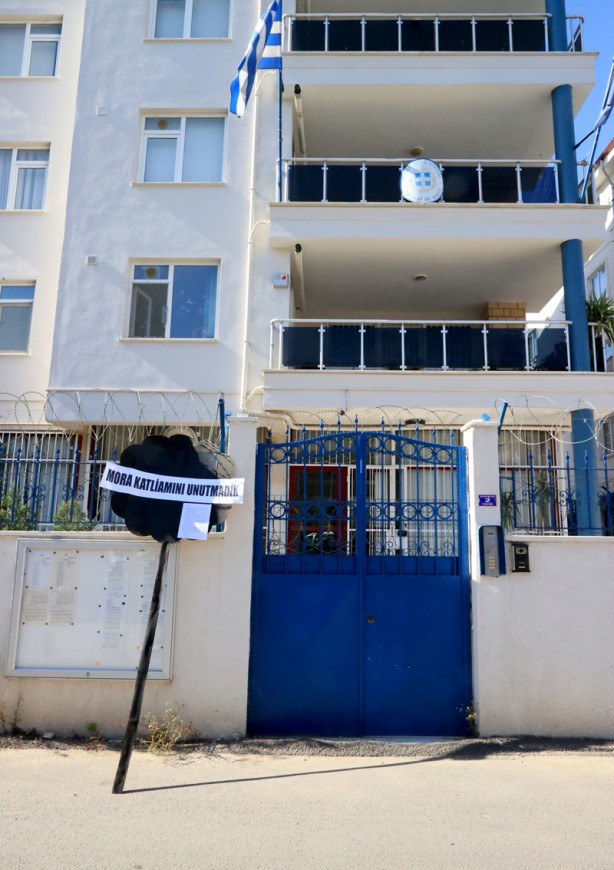 Foto - Yunanistan Konsolosluğu önüne siyah çelenk