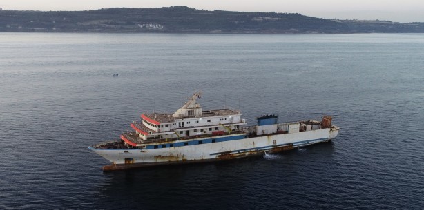 Foto - Yunanistan Sahil Güvenlik birimlerinin taciz ateşi açtığı gemi Çanakkale Boğazı'nda demirledi