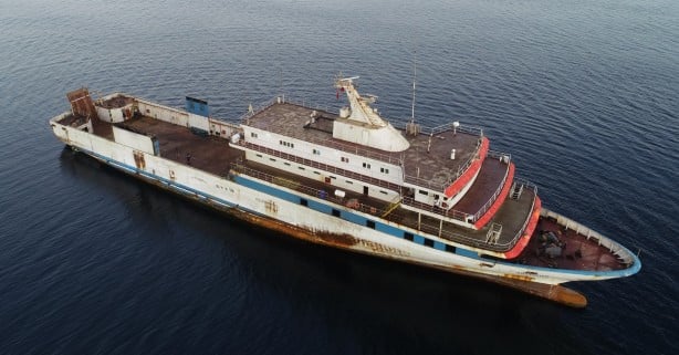 Yunanistan Sahil Güvenlik birimlerinin taciz ateşi açtığı gemi Çanakkale Boğazı'nda demirledi