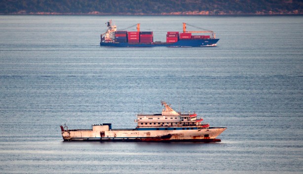 Foto - Yunanistan Sahil Güvenlik birimlerinin taciz ateşi açtığı gemi Çanakkale Boğazı'nda demirledi