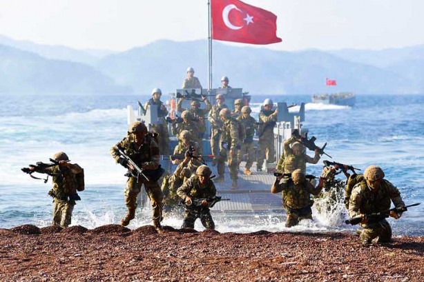 Burnunun dibinde Yunanistan'a korku saldı! Mehmetçik harekata hazır!