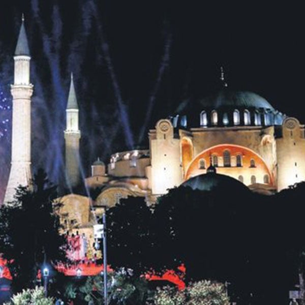 Yunanistan'da Çelebi Sultan Mehmet Camii'ne bayrak asıldı