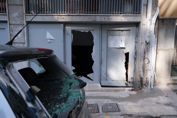 Yunanistan'da mescidin de bulunduğu binanın önüne patlayıcı atıldı!