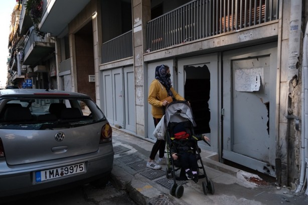 Foto - Yunanistan'da mescidin de bulunduğu binanın önüne patlayıcı atıldı!