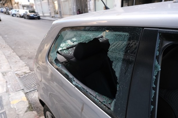 Foto - Yunanistan'da mescidin de bulunduğu binanın önüne patlayıcı atıldı!