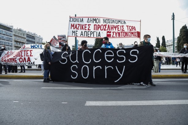 Foto - Yunanistan'da sular durulmuyor! Sağlıkçılar sokaklara döküldü
