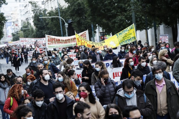 Foto - Yunanistan'da sular durulmuyor! Sağlıkçılar sokaklara döküldü
