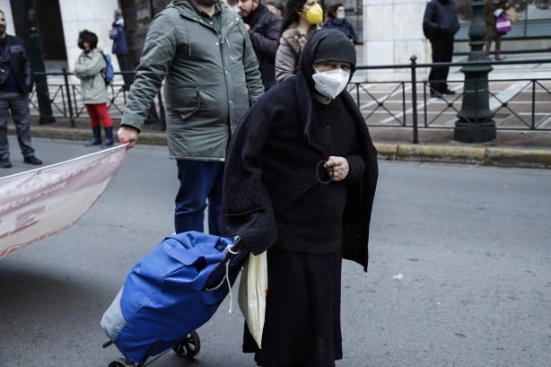Foto - Yunanistan'da sular durulmuyor! Sağlıkçılar sokaklara döküldü