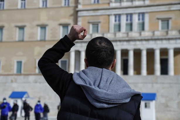 Foto - Yunanistan'da sular durulmuyor! Sağlıkçılar sokaklara döküldü