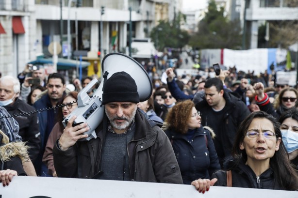 Yunanistan'da sular durulmuyor! Sağlıkçılar sokaklara döküldü