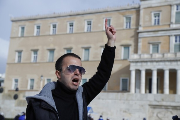 Foto - Yunanistan'da sular durulmuyor! Sağlıkçılar sokaklara döküldü