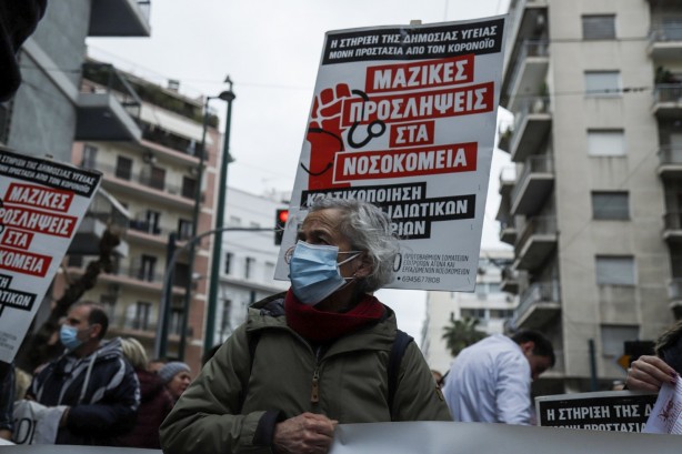 Foto - Yunanistan'da sular durulmuyor! Sağlıkçılar sokaklara döküldü