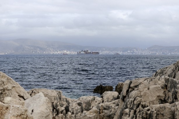 Foto - Yunanistan'da yanan feribot başka limana çekiliyor