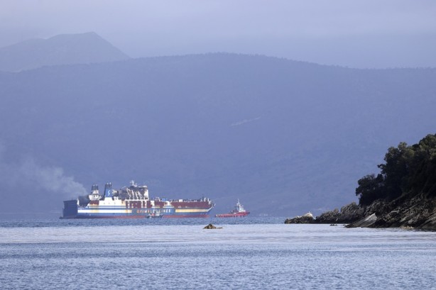 Yunanistan'da yanan feribot başka limana çekiliyor