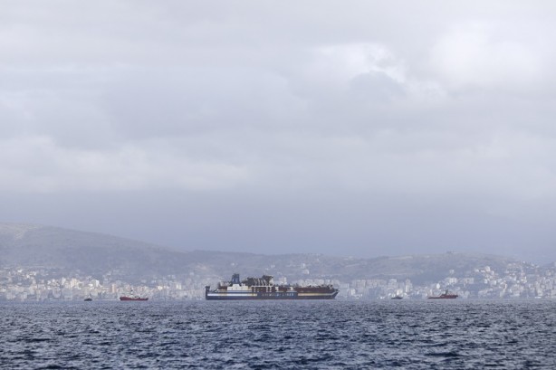 Foto - Yunanistan'da yanan feribot başka limana çekiliyor