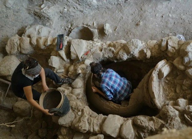 Foto - Yunanistan'daki o adada kazı yapan arkeologlar 2.700 yıllık hazine buldu: Sandığı açınca içinden çıkana inanamadı