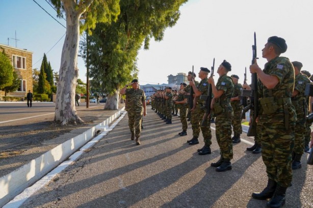 Foto - Yunanistan'dan yeni provokasyon! Resmen kaşınıyorlar