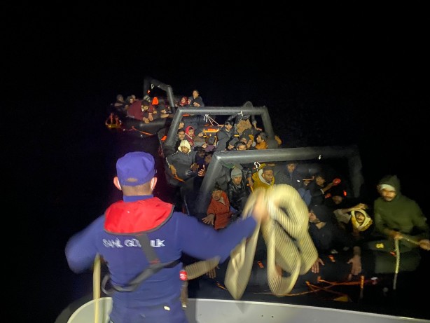 Foto - Yunanistan’ın ölüme ittiği 182 düzensiz göçmen kurtarıldı