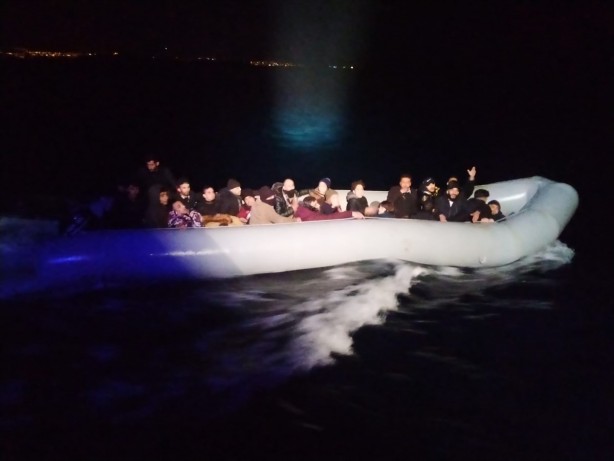 Foto - Yunanistan'ın ölüme ittiği göçmenlere Türkiye el uzattı!