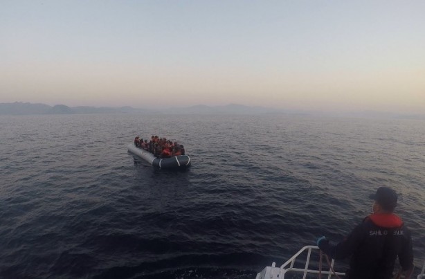 Foto - Yunanlıların denize ittiği mültecileri Türk Sahil Güvenliği kurtardı