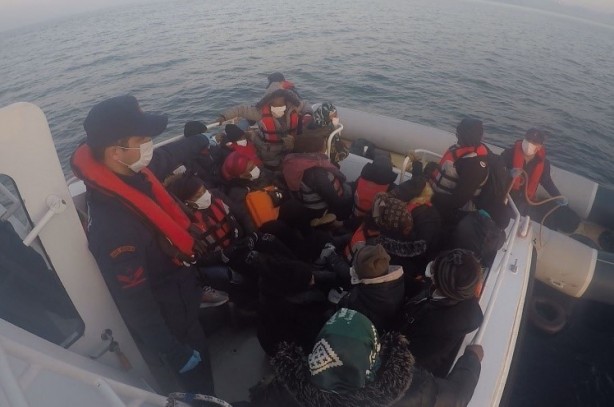 Yunanlıların denize ittiği mültecileri Türk Sahil Güvenliği kurtardı