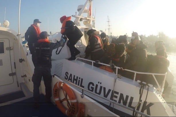 Foto - Yunanlıların denize ittiği mültecileri Türk Sahil Güvenliği kurtardı
