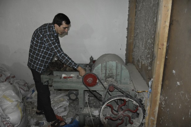 Yünlerin içinde buldu, hemen annesini aradı! Resmen içinden hazine çıktı