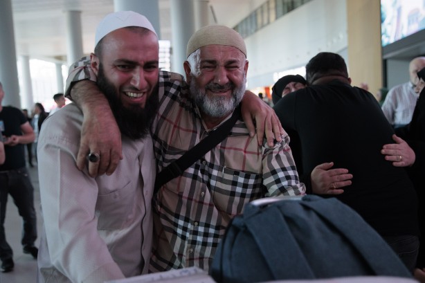 Foto - Yurda dönen ilk hacı kafilesi gözyaşlarıyla karşılandı