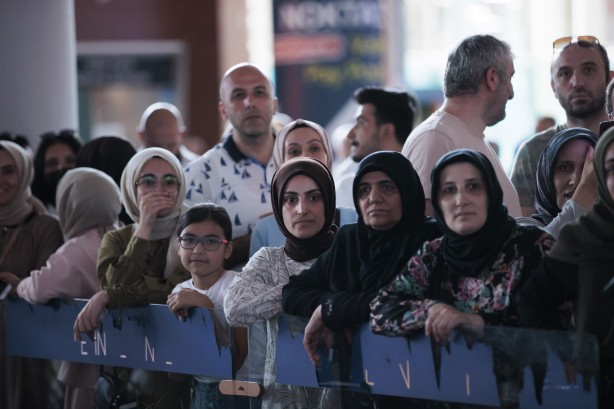 Foto - Yurda dönen ilk hacı kafilesi gözyaşlarıyla karşılandı