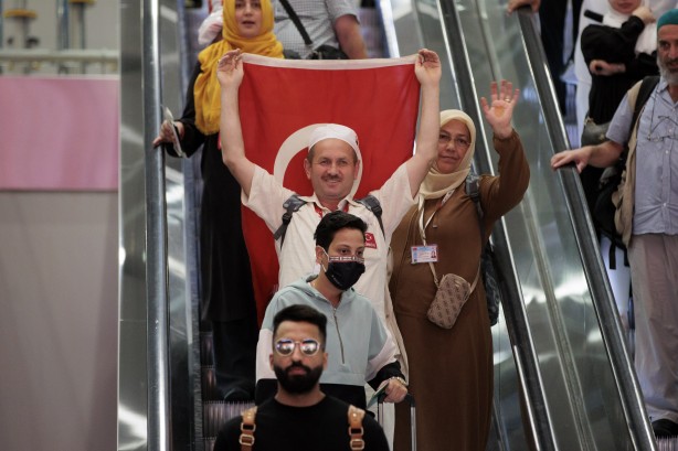 Foto - Yurda dönen ilk hacı kafilesi gözyaşlarıyla karşılandı