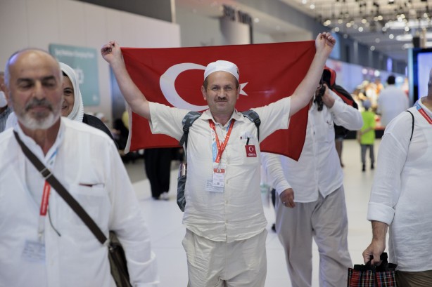 Foto - Yurda dönen ilk hacı kafilesi gözyaşlarıyla karşılandı