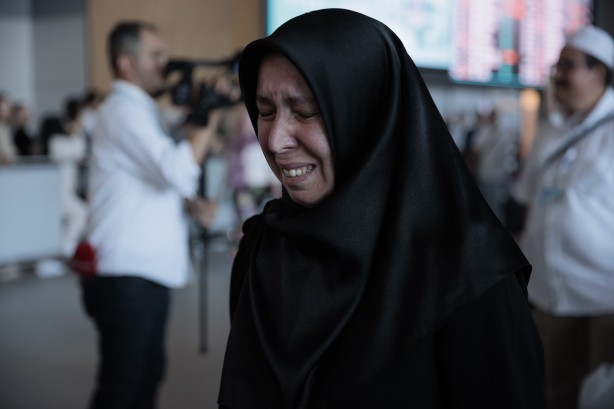 Foto - Yurda dönen ilk hacı kafilesi gözyaşlarıyla karşılandı
