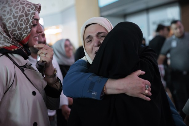 Foto - Yurda dönen ilk hacı kafilesi gözyaşlarıyla karşılandı
