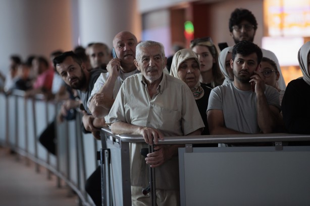 Foto - Yurda dönen ilk hacı kafilesi gözyaşlarıyla karşılandı