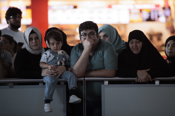 Foto - Yurda dönen ilk hacı kafilesi gözyaşlarıyla karşılandı