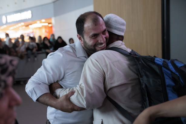 Foto - Yurda dönen ilk hacı kafilesi gözyaşlarıyla karşılandı